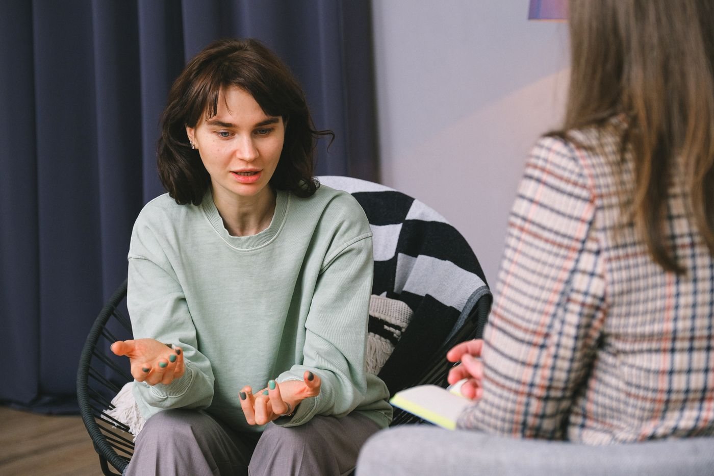 Discuție între specialist și client, într-un spațiu liniștit